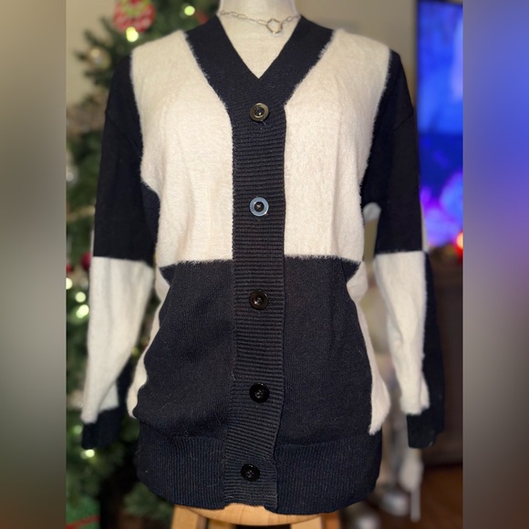 ☃️BOGO50%☃️ 🆕🖤EESOME: Large Checkered Woven Button Front Cardigan SIZE S/M - Picture 9 of 14